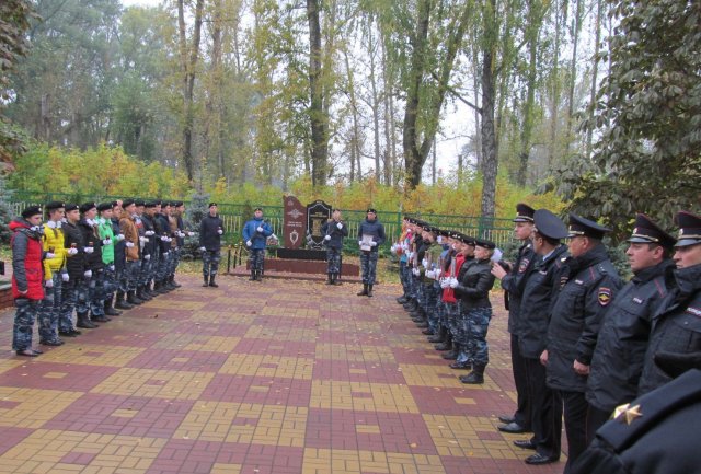  В Грязях возложили цветы к памятнику погибших на службе сотрудников ОВД